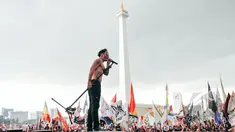 Penampilan band Slank pada Konser Drug Free Asia Afrika di Kawasan Monas, Jakarta, Minggu (19/4/2015). Konser dalam rangkaian KAA itu bertujuan sebagai kampanye pencegahan penyalahgunaan narkotika di kawasan Asia Afrika. (Liputan6.com/Faizal Fanani)