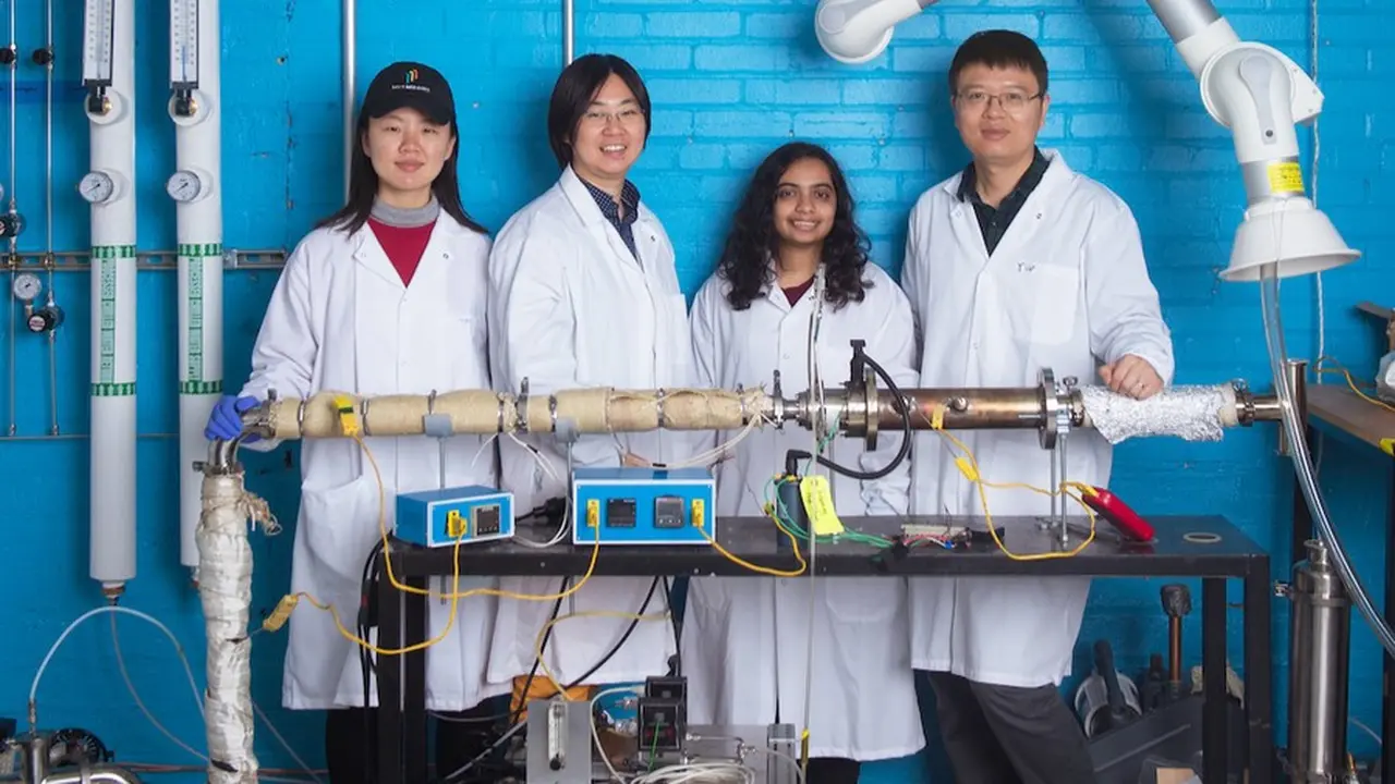 Sili Deng dan timnya di Massachusetts Institute of Technology (MIT) ia mengeksplorasi cara-cara untuk membuat bahan untuk transisi energi dengan menggunakan pembakaran. Kredit: Gretchen Ertl via MIT News