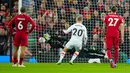 Penjaga gawang Liverpool Alisson menyelamatkan tendangan penalti pemain West Ham United Jarrod Bowen pada pertandingan sepak bola Liga Inggris di Stadion Anfield, Liverpool, Inggris, 19 Oktober 2022. Liverpool mengalahkan West Ham United dengan skor 1-0. (AP Photo/Jon Super)