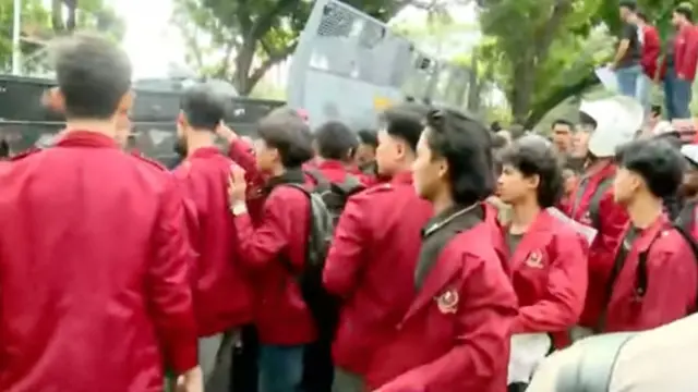 Massa mahasiswa tertahan barikade pagar besi di depan Gedung BSI Tower saat hendak menuju kawasan Patung Kuda.