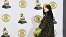 Billie Eilish berpose dengan piala penghargaan Grammy Awards 2020 di Staples Center, Los Angeles, Amerika Serikat, Minggu (26/1/2020). Eilish adalah penyanyi termuda pertama setelah Lorde yang membawa pulang piala Grammy Awards. (Alberto E. Rodriguez/Getty Images for The Recording Academy/AFP)