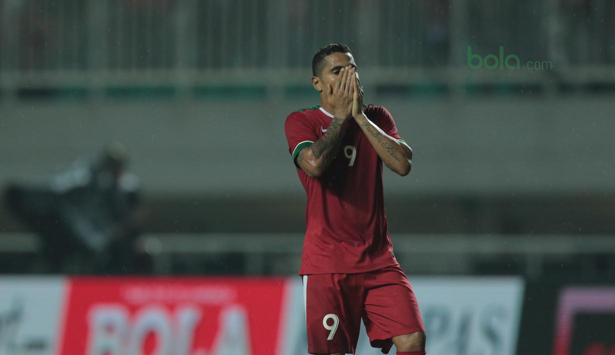 Ekspresi Beto Goncalves saat gagal mencetak gol ke gawang Korea Selatan U-23 pada laga uji coba di Stadion Pakansari, Bogor, (23/6/2018).  Indonesia U-23 kalah 1-2 dari Korea U-23. (Bola.com/Nick Hanoatubun)