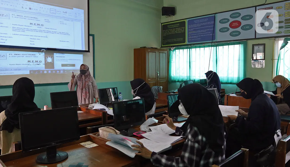 Sejumlah siswa-siswi SMK PB Soedirman jurusan akuntansi melakukan persiapan Uji Sertifikasi Kompetensi (USK) bagi para siswa kelas XII di SMK PB Soedirman, Jakarta, Selasa (6/4/2021). Jumlah murid per hari dibatasi dan dibagi tiga waktu. (Liputan6.com/Herman Zakharia)