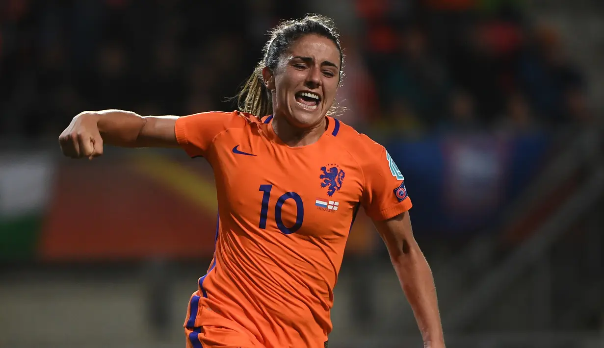 Gelandang Belanda, Danielle van de Donk melakukan selebrasi usai mencetak gol ke gawang Inggris saat pertandingan semifinal UEFA Women’s Euro 2017 di Stadion FC Twente, di Enschede (3/8). Belanda menang 3-0 atas Inggris. (AFP Photo/John Thys)