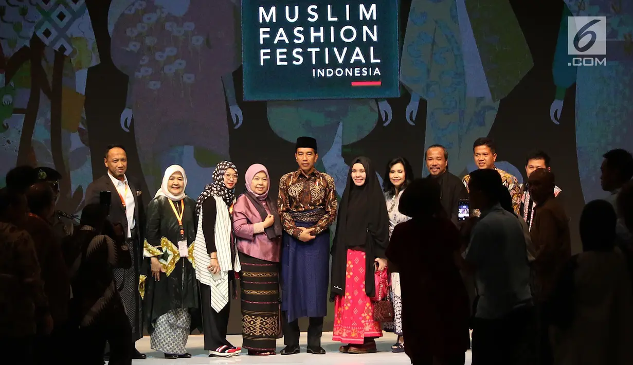 Presiden Joko Widodo atau Jokowi foto bersama saat pembukaan Muslim Fashion Festival (Muffest) Indonesia Tahun 2018 di JCC, Kamis (19/4). Jokowi mengenakan batik warna cokelat berpadu peci hitam dan sarung biru tua. (Liputan6.com/Immanuel Antonius)