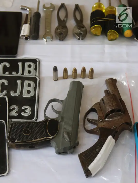 Barang bukti senjata api yang dipakai komplotan pencurian saat dirilis di RS Polri, Jakarta, Jumat (18/5). Komplotan ini selalu membawa senjata api rakitan dan senjata tajam dalam menjalankan aksinya. (Liputan6.com/Arya Manggala)