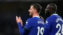 Pemain Chelsea Mason Mount (kiri) dan Kalidou Koulibaly melakukan selebrasi usai melawan Bournemouth pada pertandingan sepak bola Liga Inggris di Stadion Stamford Bridge, London, Inggris, 27 Desember 2022. Chelsea mengalahkan Bournemouth dengan skor 2-0. (AP Photo/Kin Cheung)
