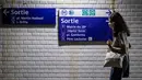 Seorang perempuan yang mengenakan masker berjalan di stasiun kereta bawah tanah di Paris, Prancis, 20 Juli 2020. Warga yang menolak mematuhi peraturan mengenakan masker di ruang publik tertutup akan didenda 135 euro (1 euro = Rp16.928). (Xinhua/Aurelien Morissard)