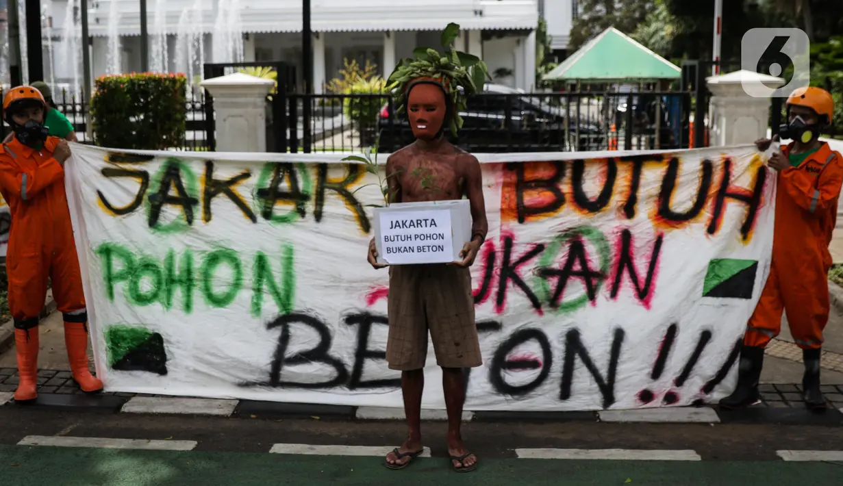 Aktivis Walhi menggelar aksi terkait proyek revitalisasi kawasan Monas di depan Balai Kota DKI Jakarta, Kamis (30/1/2020). Selain minta dihentikan, mereka juga mendesak kawasan Monas dikembalikan ke fungsi awal sebagai ruang terbuka hijau (RTH). (Liputan6.com/Faizal Fanani)