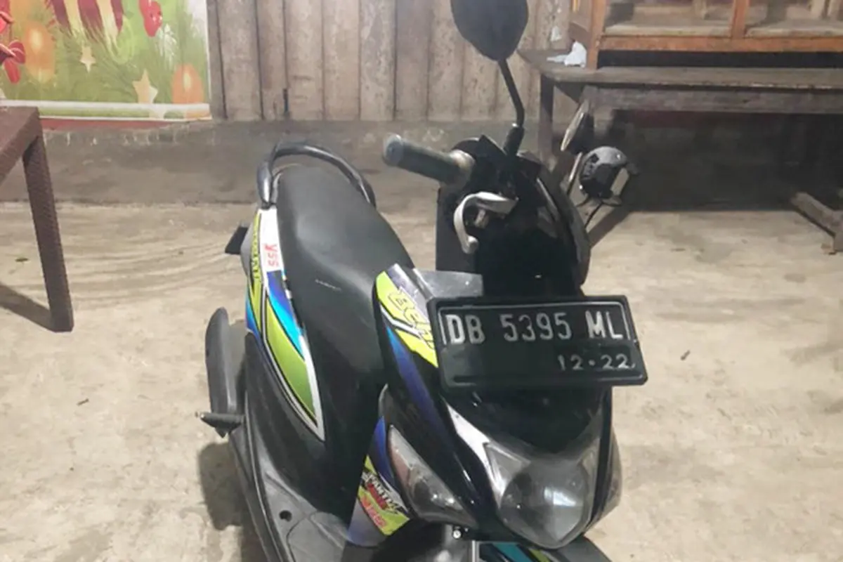 Sepeda motor Honda Beat warna hitam-biru bernomor polisi DB 5395 ML milik Abdul Ryan Hidayat Kibah yang disewa oleh pelaku.