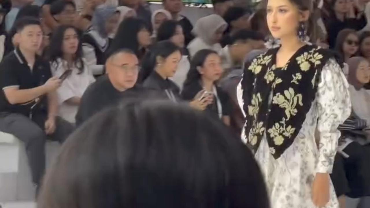 Jennifer Coppen tampil begitu menawan dengan balutan gaun panjang bermotif bunga, dipadukan dengan outer hitam yang elegan.<br>