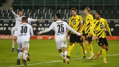 Para pemain Borussia Moenchengladbach merayakan gol keempat ke gawang Borussia Dortmund dalam laga lanjutan Liga Jerman 2020/21 pekan ke-18 di Borussia Park, Jumat (22/1/2021). Moenchengladbach menang 4-2 atas Dortmund. (AFP/Wolfgang Rattay/Pool)