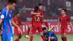 Pemain Timnas Indonesia U-19 merayakan gol yang dicetak Witan Sulaeman ke gawang Chinnese Taipei saat laga penyisihan Grup A Piala AFC U-19 2018 di Stadion GBK, Jakarta, Kamis (18/10). Indonesia unggul 3-1. (Liputan6.com/Helmi Fithriansyah)
