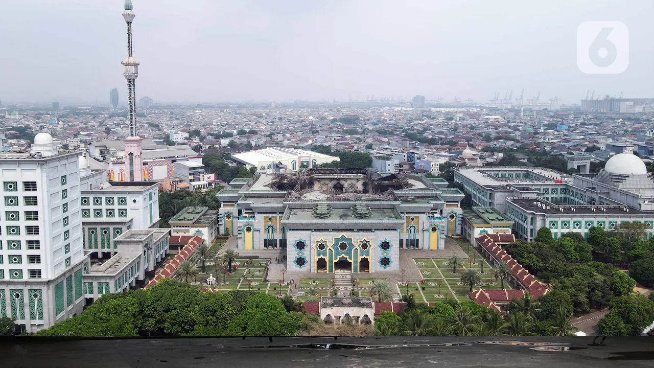 Kondisi Kubah Masjid Raya Jakarta Islamic Center yang Ambruk karena Kebakaran