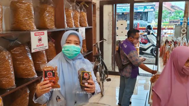 Deretan pengunjung tengah menikmati sajian belanda di gerai Denden Sapi Mak Nio, Muara Sanding, Garut, Jawa Barat.