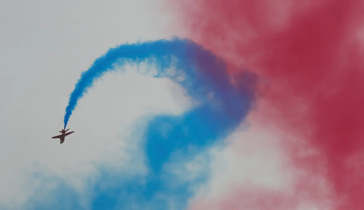 Jet tempur asal Inggris ikut meramaikan acara Zhuhai Air Show, di Provinsi Guangdong, Tiongkok, Selasa (1/11). Zhuhai Air Show menjadi ajang untuk Tiongkok memamerkan kekuatan udaranya. (REUTERS/ China Daily)