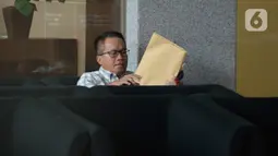 Direktur Utama PT Mabua Harley Davidson, Djonnie Rahmat berada di ruang tunggu KPK sebelum menjalani pemeriksaan di Jakarta, Selasa (4/2/2020). Djonnie Rahmat dipanggil untuk diperiksa sebagai saksi kasus suap pengadaan pesawat dan mesin pesawat Garuda Indonesia. (merdeka.com/Dwi Narwoko)