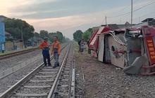 Viral Kereta Api Tabrak Mobil Damkar di Stasiun Haurgeulis, Mana yang Harus Diprioritaskan Diberi Jalan?