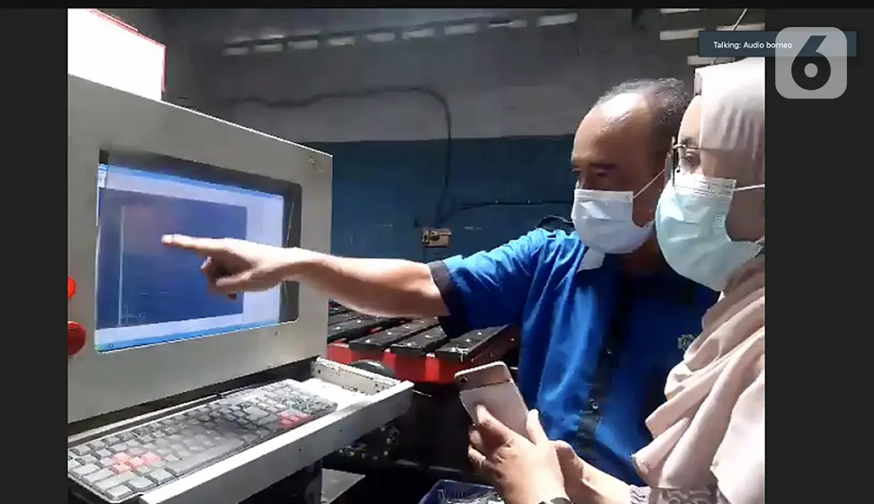 Suasana Jelajah Virtual di UMKM binaan YDBA di PT Borneo Iban Jaya Waru Sidoarjo, Selasa (16/02/2021). Jelajah virtual pada masa pandemi covid-19 berbagi cerita mengenai inovasi pemasaran yang membuat bisnisya dapat bertahan. (Liputan6.com/Pool/YDBA)