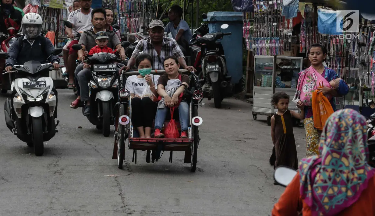 Aktifitas becak di Kampung Bahari, Tanjung Priok, Jakarta, Selasa (16/1). Anies beralasan dengan beroperasinya becak, keadilan peluang ekonomi kembali didapatkan warga yang tersingkir karena kebijakan larangan operasional. (Liputan6.com/Faizal Fanani)