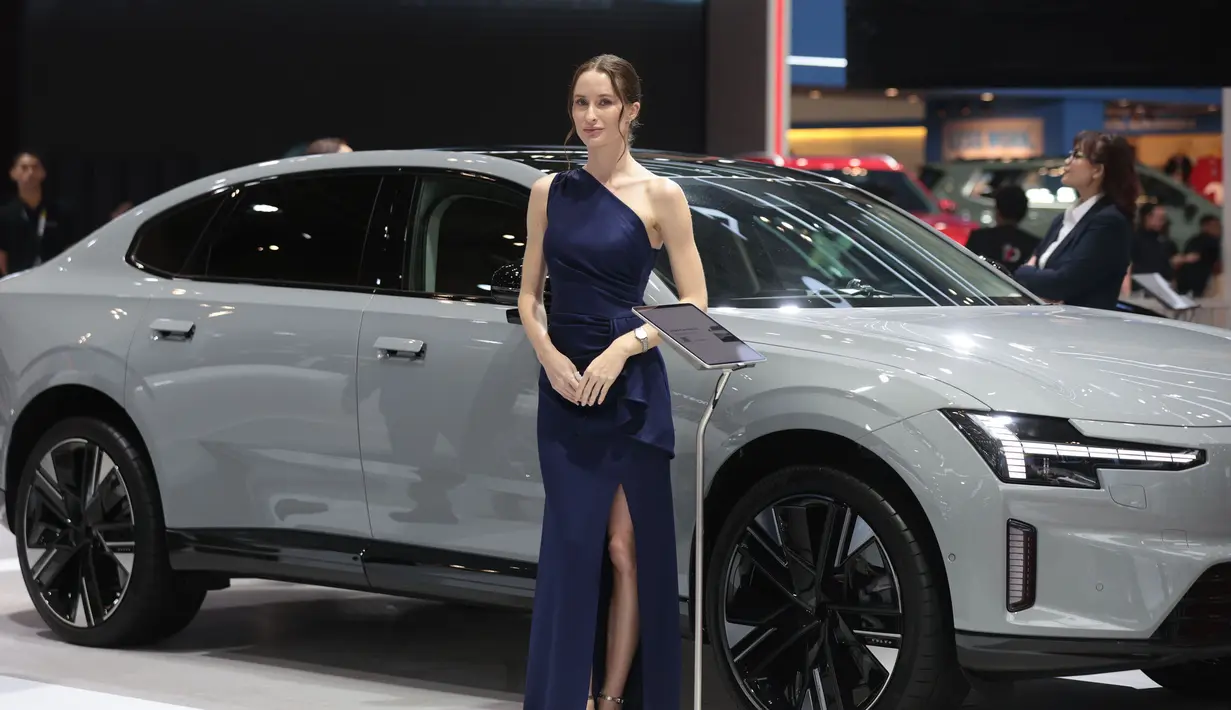 Sales Promotion Girl (SPG) berdiri dekat mobil baru yang dipamerkan dalam pameran otomotif Gaikindo Indonesia International Auto Show (GIIAS) 2026 di Indonesia Convention Exhibition (ICE), Tangerang, Banten, 30 Juli 2026. (KLY/ Budy Santoso)