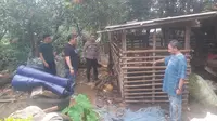 Polisi mendatangi lokasi pencurian kambing yang disembelih dalam kandang di Jalan Porek&nbsp;II, Pasir Putih, Sawangan, Depok, Jawa Barat. (Foto: Istimewa)