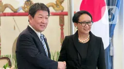 Menteri Luar Negeri, Retno Marsudi (kanan) berjabat tangan dengan Menteri Luar Negeri Jepang Motegi Toshimitsu di Gedung Kemlu, Jakarta, Jumat (10/1/2020). Kunjungan membahas kerjasama di bidang investasi termasuk pengembangan pulau terluar seperti Natuna. (Liputan6.com/Faizal Fanani)