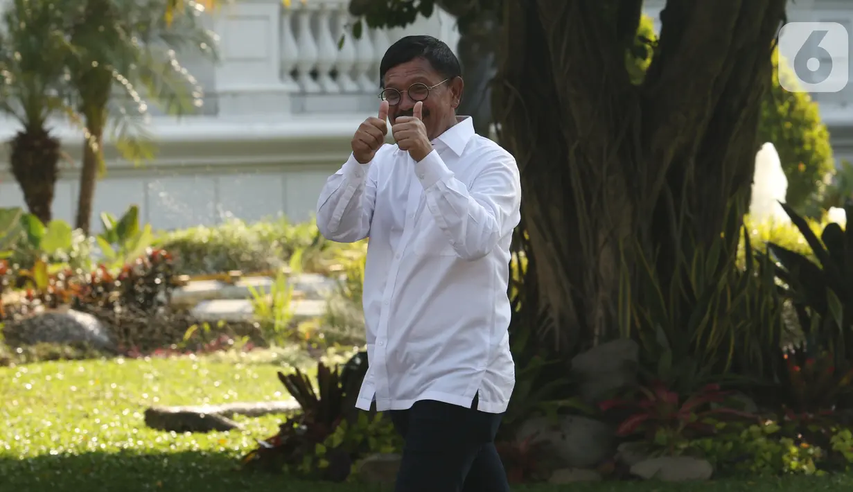 Sekjen Partai Nasdem Johnny G Plate  tiba di Kompleks Istana Kepresidenan di Jakarta, Selasa (22/10/2019). Mengenakan kemeja putih sama dengan tokoh lain yang sebelumnya hadir. Johnny tak berkomentar banyak dan langsung masuk ke Istana untuk bertemu Jokowi. (Liputan6.com/Angga Yuniar)