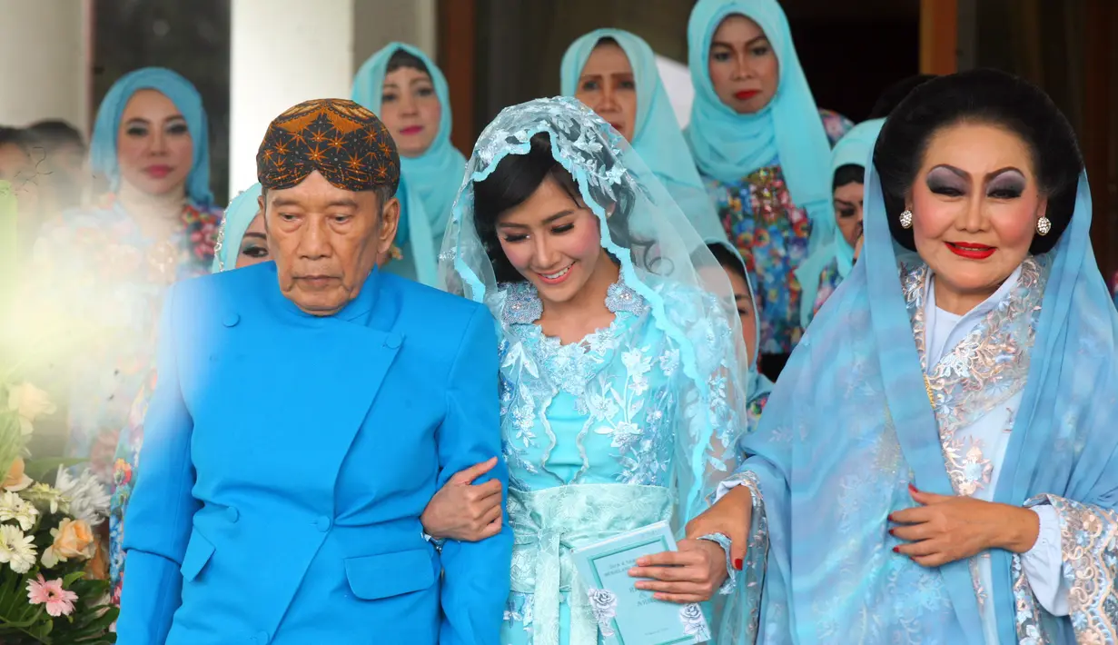 Setelah acara pengajian selesai, acara selanjutnya adalah melakukan siraman. Acara tersebut juga dilakukan masih di seputar lokasi pengajian. (Nurwahyunan/Bintang.com).