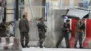 Pasukan keamanan Afghanistan mengambil posisi setelah ledakan bom mobil bunuh diri di Kabul, Afghanistan, Selasa (19/4). Ledakan tersebut menyebabkan puluhan orang tewas dan sekitar 150 lainnya terluka. (REUTERS/Omar Sobhani)