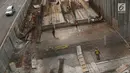 Pekerja menyelesaikan pembangunan proyek kereta ringan (Light Rail Transit/LRT) di kawasan Kampung Makassar, Jakarta, Rabu (19/7). Pembangunan LRT ini ditargetkan pada Agustus 2018 selesai untuk pekerjaan sipil. (Liputan6.com/Immanuel Antonius)