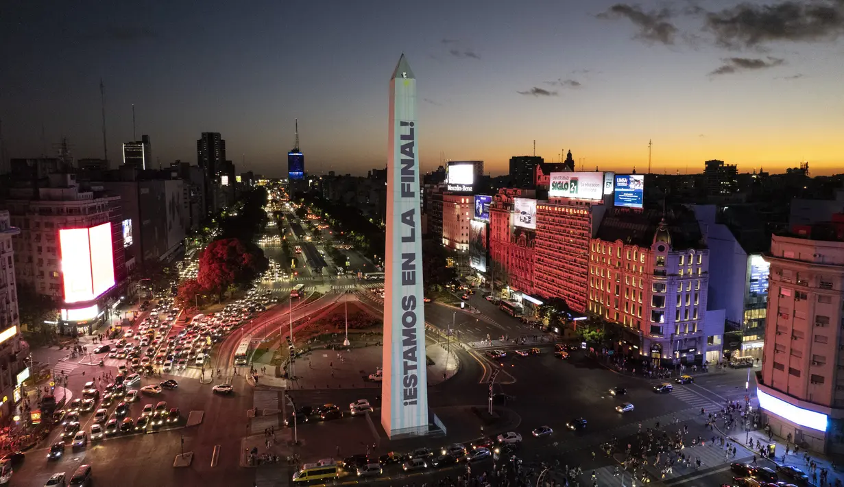 Tugu Obelisk diterangi dengan pesan yang berbunyi dalam bahasa Spanyol: "Kami berada di final," Argentina sehari menjelang final Piala Dunia 2022, di Buenos Aires, Argentina, Sabtu, 17 Desember 2022. Argentina akan melawan Prancis pada babak final di Stadion Lusail Iconic, Minggu (18/12). (AP Photo/Rodrigo Abd)
