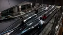 Orang-orang menaiki eskalator di Bandara Suvarnabhumi di Bangkok, saat Thailand melanjutkan skema perjalanan bebas karantina untuk pelancong yang divaksinasi, Selasa (1/2/2022). Program ini sebelumnya ditangguhkan karena melonjaknya kasus Covid-19 di Thailand. (Jack TAYLOR/AFP)