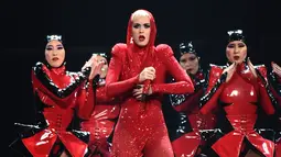 Penyanyi Katy Perry menghibur penonton saat tampil di Madison Square Garden dalam tur "Witness: The Tour" di New York (2/10). Tidak hanya tampil menawan, tata panggung konser Katy Perry juga berhasil puaskan penonton. (Michael Loccisano/Getty Images/AFP)