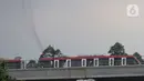 Gerbong kereta LRT yang mengalami kecelakaan beberapa waktu lalu di ruas Cibubur-TMII, Jakarta, Jumat (29/10/2021). Pekerjaan evakuasi akan dilaksanakan setiap pukul 22.00-04.00 WIB pada tanggal 29-30 Oktober 2021 dan tanggal 1-3 November 2021. (Liputan6.com/Herman Zakharia)