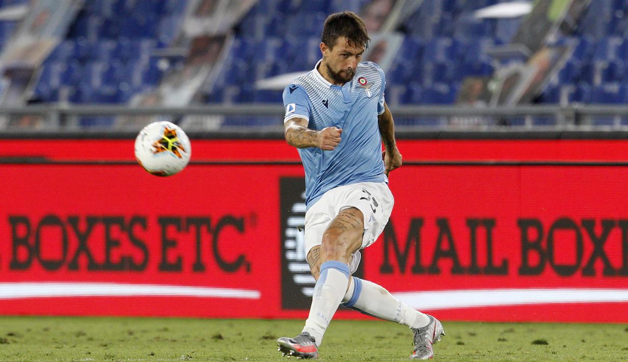 Bek Lazio, Francesco Acerbi, melepaskan tendangan saat menghadapi Brescia pada laga lanjutan Serie A pekan ke-37 di Stadion Olimpico, Kamis (30/7/2020) dini hari WIB. Lazio menang 2-0 atas Brescia. (AP Photo/Riccardo De Luca)