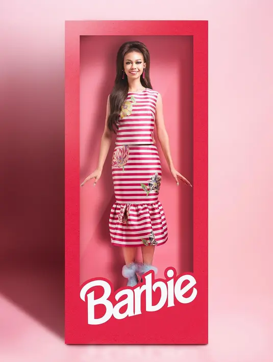 Mengusung tema yang sama dengan, Yuki Kato tampil bak boneka Barbie sungguhan mengenakan two piece crop top dan midi skirt bermotif. Rambutnya ditata bervolume yang membuatnya makin menawan.  [Foto: Winston Gomez].