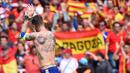 Bek Spanyol Sergio Ramos menyambut fans setelah kemenangan mereka saat pertandingan sepak bola Euro 2016 antara Spanyol dan Republik Ceko di Stadion Municipal di Toulouse (13/06/2016). (AFP PHOTO / Rémy GABALDA)