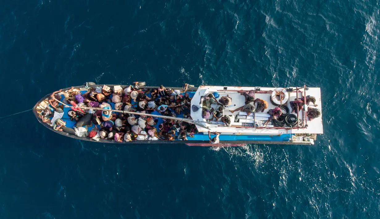 Pengungsi etnis Rohingya berada di atas kapal milik nelayan Indonesia di pesisir Pantai Seunuddon, Aceh Utara (24/6/2020). Sebanyak 94 pengungsi etnis Rohingya yang lelah dan kelaparan, termasuk 30 anak-anak ditemukan terdampar di pesisir Pantai Seunuddon. (AP Photo/Zik Maulana)