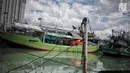 Deretan kapal nelayan terparkir di Pelabuhan Muara Angke, Jakarta, Kamis (27/12). Sekitar 2.000 nelayan tradisional Muara Angke libur melaut akibat cuaca buruk. (Liputan6.com/Faizal Fanani)