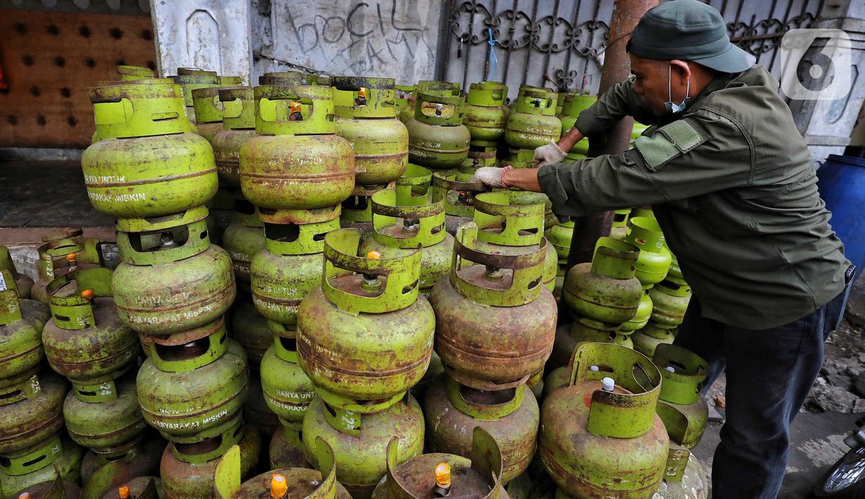 Pekerja menata tabung gas elpiji 3 kg untuk dijual kembali di kawasan Jakarta, Rabu (4/1/2023). Tahun 2023, pembelian elpiji 3 kg akan diperketat dengan menggunakan KTP. (Liputan6.com/Angga Yuniar)