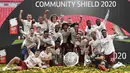 Para pemain Arsenal merayakan  trofi Community Shield usai pertandingan melawan Liverpool di stadion Wembley di London, Sabtu, (29/8/2020). Arsenal mengalahkan Liverpool 5-4 dalam adu penalti setelah pertandingan berakhir seri 1-1. (Justin Tallis / Pool via AP)