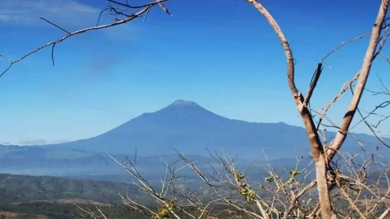 PVMBG telah menaikkan status bahaya vulkanik Gunung Slamet di Jawa Tengah, dari sebelumnya level I atau Normal menjadi level II atau Waspada pada Kamis 19 Oktober 2023.