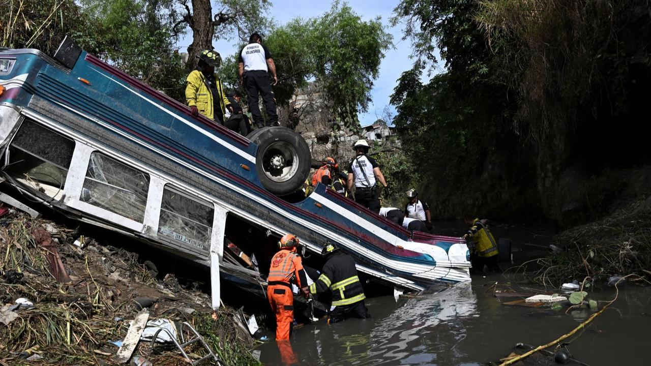 FOTO: Kecelakaan Maut Bus Penuh Sesak Terjun ke Jurang, 51 Orang Tewas