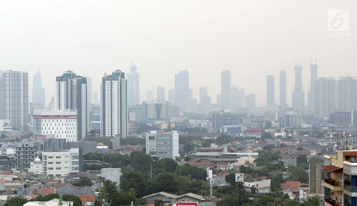 Kondisi langit kota Jakarta dilihat dari lantai 15 Graha BNPB sekitar pukul 13.00 WIB, Kamis (4/7/2019). Menurut paparan AirVisual angka 186 AQI atau Indeks Kualitas Udara berarti setiap orang mungkin mulai mengalami beberapa efek kesehatan. (Liputan6.com/Helmi Fithriansyah)