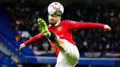 Pemain Manchester United Luke Shaw menendang bola saat melawan Manchester United pada pertandingan sepak bola Liga Inggris di Stadion Stamford Bridge, London, Inggris, 22 Oktober 2022. Pertandingan berakhir imbang dengan skor 1-1. (AP Photo/Frank Augstein)