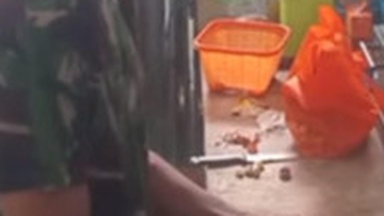 Sambil Bernyanyi, Prajurit TNI Ngulek Sambal dan Memasak 'Menunya Telur Campur dan Tempe