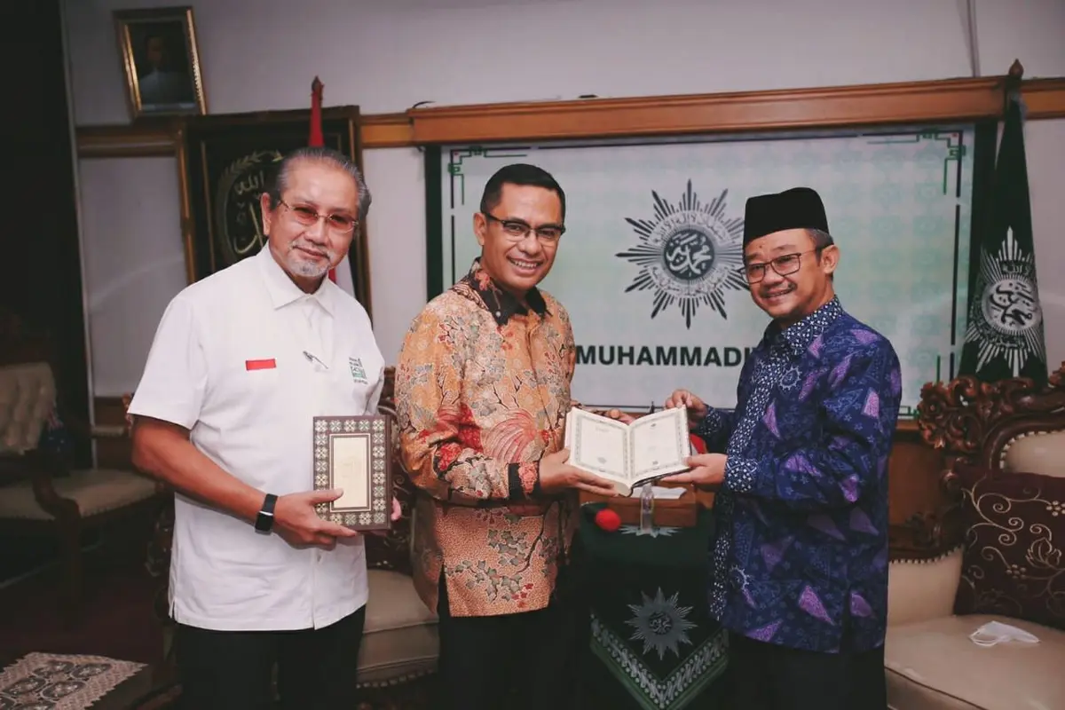 Ketua Umum Yayasan Muslim Sinar Mas Saleh Husin (tengah) menyerahkan wakaf kepada Sekretaris Umum PP Muhammadiyah, Abdul Mu’ti (kanan) di Jakarta Pusat yang didampingi Ketua YMSM Yan Partawidjaja (kiri). (Dok Sinar Mas)