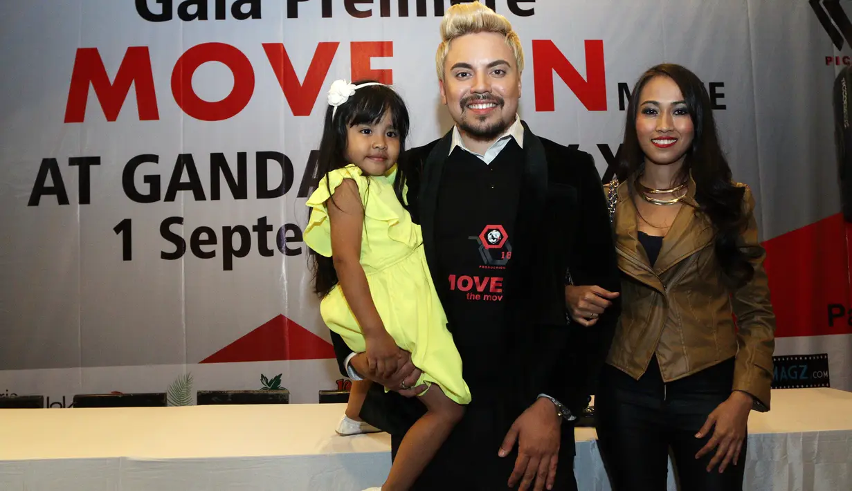 Bahagia menyelimuti Sam Brodie didampingi istrinya yang bernama Indri, dan buah hati mereka, Kimmy, saat jumpa pers film 'Move On' di Gandaria City Mall, Jakarta Selatan, Selasa (1/9/2015) malam. (Wimbarsana/Bintang.com)