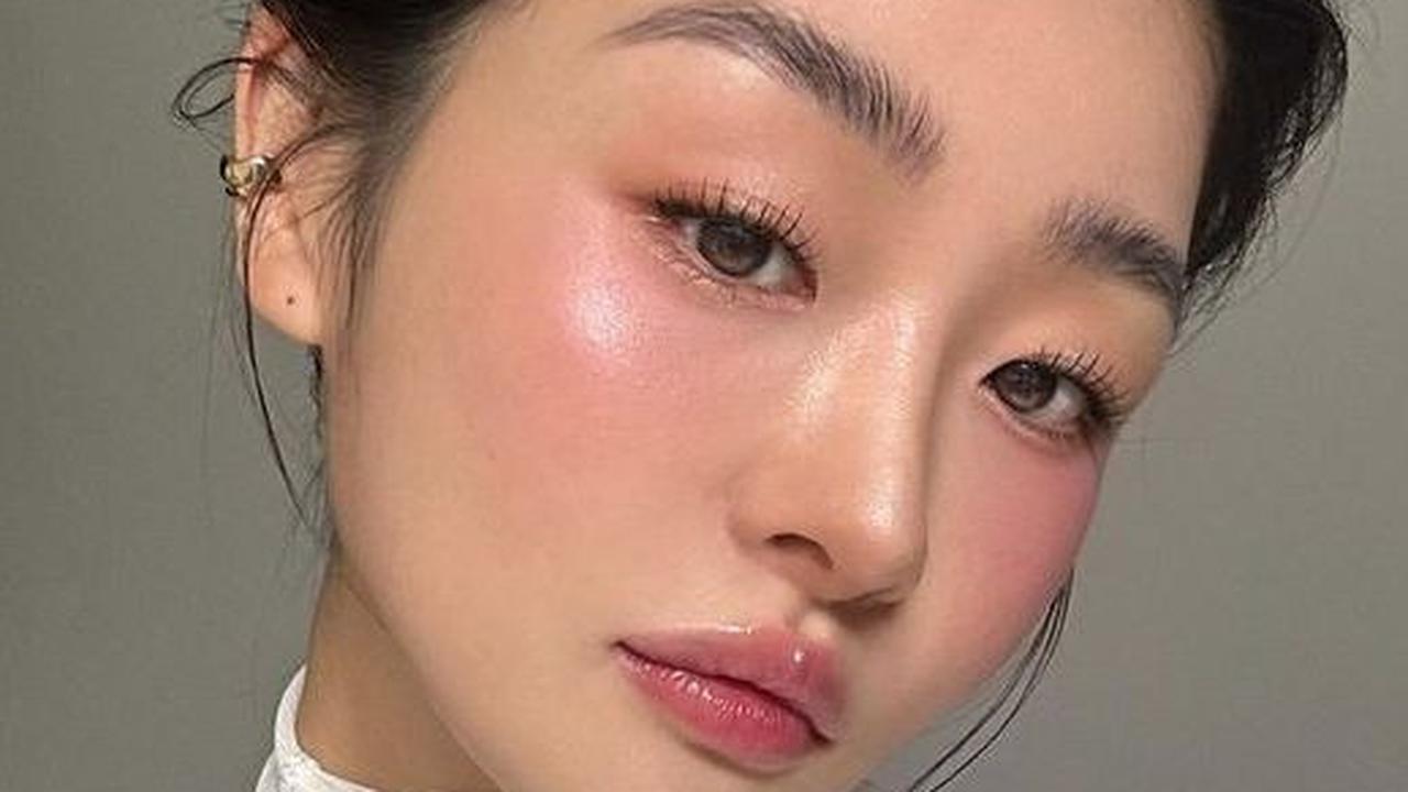 Bagaimana? Sudah tau tips mana yang akan kamu coba di wajahmu? Jika kamu lihat tutorial make up natural, setiap negara juga pasti punya ciri khas tersendiri di tekniknya. Pastikan tutorial yang kamu lihat cocok dengan fitur wajahmu ya! Selamat mencoba!<br